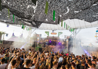 Stage op 7th Sunday met D-COO camouflagenetten erboven