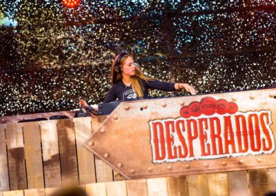 Stage op 7th Sunday met D-COO camouflagenetten achter DJ booth