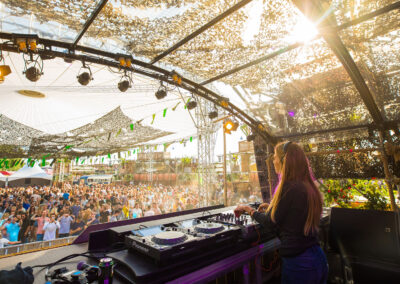 Stage op 7th Sunday met D-COO camouflagenetten boven DJ booth