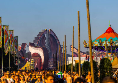 D-COO Heipalen en vlaggenmasten met uitzicht op de mainstage van Harmony of Hardcore en 7th Sunday