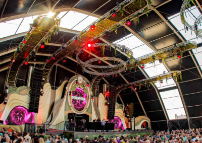 D-COO Kunstplanten in de Ravezone tijdens Harmony of Hardcore vanaf links genomen
