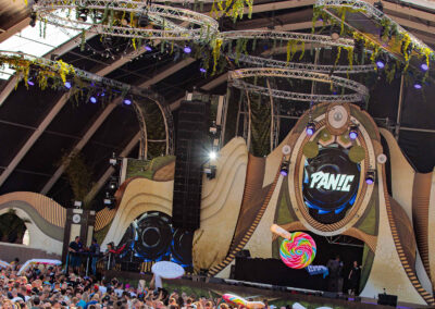 D-COO Kunstplanten in de Ravezone tijdens Harmony of Hardcore vanaf rechts genomen