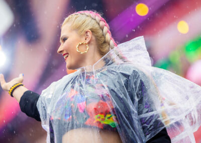 Festival bezoeker met een D-COO Poncho