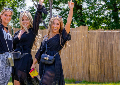 3 festivalbezoekers met op de achtergrond D-COO bamboematten hekwerkbekleding
