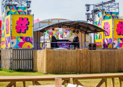 D-COO bamboematten hekwerkbekleding voor een stage op 7th Sunday